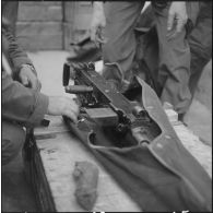 Oran. Fouilles et récupérations d'armes de l'Organisation armée secrète (OAS). Des soldats et des gendarmes mobiles ont récupérés des armes.