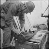 Oran. Fouilles et récupérations d'armes de l'Organisation armée secrète (OAS). Des soldats et des gendarmes mobiles ont récupérés des armes.