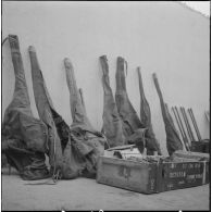 Oran. Fouilles et récupérations d'armes de l'Organisation armée secrète (OAS). Des soldats et des gendarmes mobiles ont récupérés des armes.