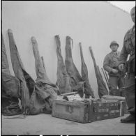 Oran. Fouilles et récupérations d'armes de l'Organisation armée secrète (OAS). Des soldats et des gendarmes mobiles ont récupérés des armes.