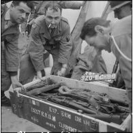 Oran. Fouilles et récupérations d'armes de l'Organisation armée secrète (OAS). Des soldats et des gendarmes mobiles ont récupérés des armes.