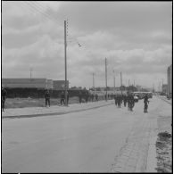 Oran. Fouilles et récupérations d'armes de l'Organisation armée secrète (OAS). Des gendarmes mobiles et des soldats en patrouille dans une rue.