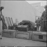 Oran. Fouilles et récupérations d'armes de l'Organisation armée secrète (OAS). Des soldats et des gendarmes mobiles ont récupérés des armes.