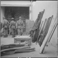 Oran. Fouilles et récupérations d'armes de l'Organisation armée secrète (OAS). Des soldats et des gendarmes mobiles ont récupérés des armes.
