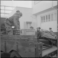 Oran. Fouilles et récupérations d'armes de l'Organisation armée secrète (OAS). Des soldats et des gendarmes mobiles ont récupérés des armes.