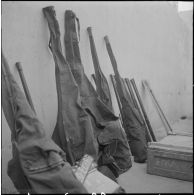 Oran. Fouilles et récupérations d'armes de l'Organisation armée secrète (OAS). Des soldats et des gendarmes mobiles ont récupérés des armes.