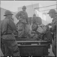 Oran. Fouilles et récupérations d'armes de l'Organisation armée secrète (OAS). Des soldats et des gendarmes mobiles ont récupérés des armes.
