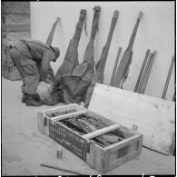 Oran. Fouilles et récupérations d'armes de l'Organisation armée secrète (OAS). Des soldats et des gendarmes mobiles ont récupérés des armes.