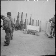 Oran. Fouilles et récupérations d'armes de l'Organisation armée secrète (OAS). Des soldats et des gendarmes mobiles ont récupérés des armes.