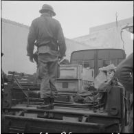 Oran. Fouilles et récupérations d'armes de l'Organisation armée secrète (OAS). Des soldats et des gendarmes mobiles ont récupérés des armes.