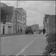 Oran. Fouilles et récupérations d'armes de l'Organisation armée secrète (OAS). Des gendarmes mobiles en patrouille dans une rue.
