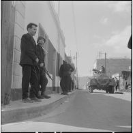 Oran. Fouilles et récupérations d'armes de l'Organisation armée secrète (OAS). Des gendarmes mobiles dans une rue et à bord d'une automitrailleuses Light armored car M8.
