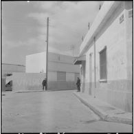 Oran. Fouilles et récupérations d'armes de l'Organisation armée secrète (OAS). Deux gendarmes mobiles surveillent une rue.