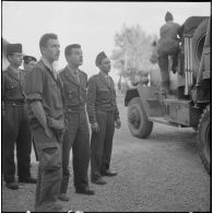 Alger. Etablissement cinématographique des armées (ECA). Des soldats regardent le déchargement du groupe électrogène.
