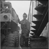 Alger. Etablissement cinématographique des armées (ECA). Portrait d'un soldat.