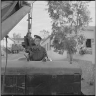 Alger. Etablissement cinématographique des armées (ECA). Un soldat manipule le déchargement du groupe électrogène.