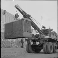 Alger. Etablissement cinématographique des armées (ECA). Déchargement du groupe électrogène.
