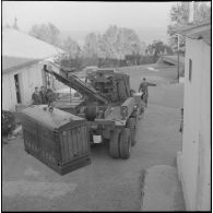 Alger. Etablissement cinématographique des armées (ECA). Déchargement du groupe électrogène.