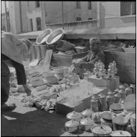 Fondouk. Marché. Marchand de vaisselles et d'ustensiles de cuisine.