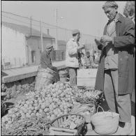 Fondouk. Marché. Marchand de fruits et légumes.