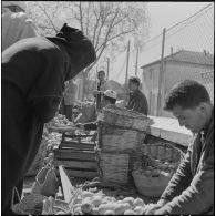 Fondouk. Marché. Marchands de fruits et légumes.