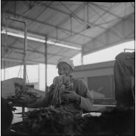 Fondouk. Marché. Portrait d'un marchand de légume.