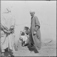Fondouk. Marché. Portrait de deux hommes.