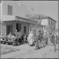 Fondouk. Des hommes à la terrasse d'un café.