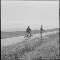 Région d'Alger. La vie dans les champs. Deux ouvriers agricoles.
