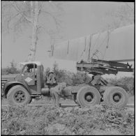 Région d'Alger. La vie dans les champs. Des ouvriers sur un chantier.