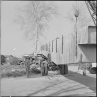 Région d'Alger. La vie dans les champs. Des ouvriers sur un chantier.