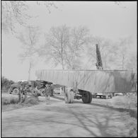 Région d'Alger. La vie dans les champs. Des ouvriers sur un chantier.