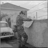 Alger. Bouclage du quartier des Tagarins et du Télemly par le Régiment d'infanterie de marine (RIMa). Un soldat lisant un journal.