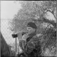 Alger. Bouclage du quartier des Tagarins et du Télemly par le Régiment d'infanterie de marine (RIMa). Portrait d'un soldat en train de boire du vin à la bouteille.