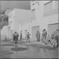 Alger. Bouclage du quartier des Tagarins et du Télemly par les gendarmes et le Régiment d'infanterie de marine (RIMa). Patrouilles.