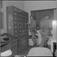 Oran. Des soldats fouillent un bureau.