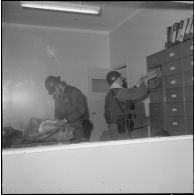 Oran. Des soldats fouillent un bureau.
