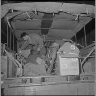 Oran. Un soldat fouille un camion.