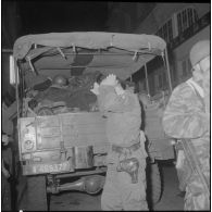 Oran. Le résultat de la fouille est mis dans un camion.