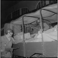 Oran. Le résultat de la fouille est mis dans un camion.