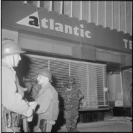 Oran. Résultats d'une fouille. Des soldats attendent.