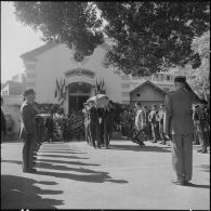 Alger. Chapelle de l'hôpital Maillot. Cérémonie funéraire. Des soldats apportent le cercueil.