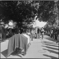 Alger. Chapelle de l'hôpital Maillot. Cérémonie funéraire. Remise de décoration à titre posthume.