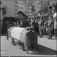 Alger. Chapelle de l'hôpital Maillot. Cérémonie funéraire. Remise de décoration à titre posthume.