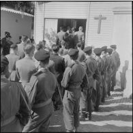 Alger. Chapelle de l'hôpital Maillot. Cérémonie funéraire. Entrée dans la chapelle.
