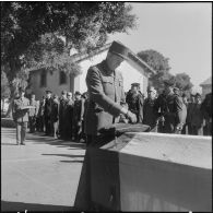 Alger. Chapelle de l'hôpital Maillot. Cérémonie funéraire. Remise de décoration à titre posthume.