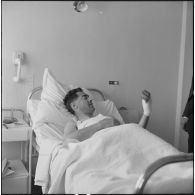 Maison Blanche. Attentat au plastic par l'OAS (Organisation armée secrète) à la tour de contrôle de l'aéroport. Un blessé dans sa chambre d'hôpital.