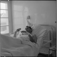 Maison Blanche. Attentat au plastic par l'OAS (Organisation armée secrète) à la tour de contrôle de l'aéroport. Un blessé dans sa chambre d'hôpital.