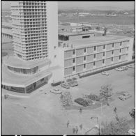 Maison Blanche. Attentat au plastic par l'OAS (Organisation armée secrète) à la tour de contrôle de l'aéroport. Nettoyage des débris sur le toit et dans le parking.