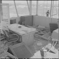 Maison Blanche. Attentat au plastic par l'OAS (Organisation armée secrète) à la tour de contrôle de l'aéroport. Débris.